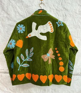 Veste brodée Suzani en velours vert olive faite à la main style bohème pour femme, avec broderies d'oiseaux et de cœurs, manteau tendance pour festival - Product Image 5