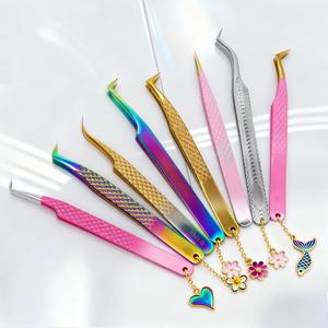 Juego de Pinzas para Pestañas de Acero Inoxidable de Precisión Quirúrgica Morje con Dijes Coloridos y Puntas Suaves para una Aplicación Fácil MS-ET-0007 - Product Image 1