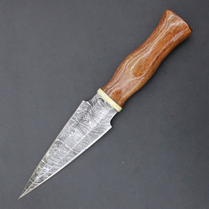 Couteaux de chasse conçus avec une lame droite et des embouts de poignée solides pour une robustesse accrue lors des préparations et travaux en extérieur. - Product Image 2