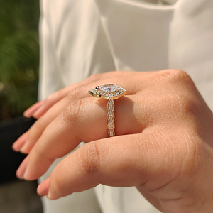 Anillo de compromiso vintage con diamante de corte pera cultivado en laboratorio, engaste halo, estilo antiguo, venta al por mayor, fábrica de joyería personalizada - Product Image 2