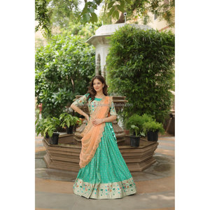 Experimente el encanto de Trending Cosmos Jequard Lehenga Choli con Dupatta bordada de seda rusa. Descubre el Fusio perfecto - Product Image 5