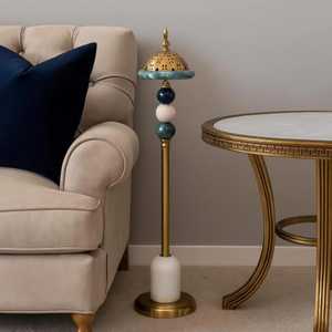 Lámpara de Pie de Lujo con Base Dorada, Elementos Esféricos Verdes, Blancos y Turquesa, Pantalla de Cúpula Perforada, Mesa Auxiliar con Tapa de Mármol, Conjunto Elegante - Product Image 1