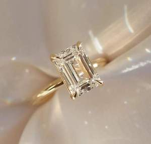 Bague de fiançailles et de mariage classique à quatre griffes avec diamant de laboratoire taille émeraude 2 carats, certifiée IGI, plaquée or 14 carats - Product Image 2
