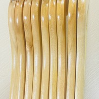 Cintres en bois Offres Spéciales avec logo personnalisé Magasin de mode Vente en gros Cintre en bois pour les fabricants de magasins en stock