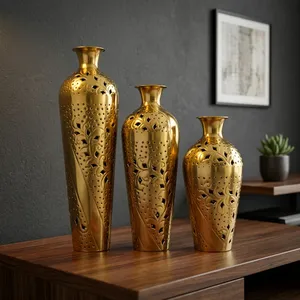 Dale a tu hogar un encanto real y una elegancia artística con este juego de 3 jarrones dorados de latón con diseño de celosía perforada. - Product Image 3
