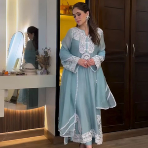 Ensemble Sharara Salwar Kameez en Chinon et Faux Georgette, style Indien Pakistanais, avec broderie et travail de cordonnerie lourds, pour l'hiver et l'été, tenue de soirée - Product Image 1