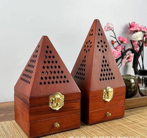 Quemador de Incienso de Madera Ecológico con Forma de Pirámide India, Diseño Creativo Calado, Bakhoor Mubkhar AL MALIK CRAFT, Venta al Por Mayor - Product Image 1