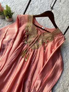 Traje Sharara Chinon Puro con Bordado de Lentejuelas, Borlas y Encaje con Monedas, Completamente Cosido, Atuendo Festivo para Mujer - Product Image 6