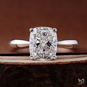 Anillo de compromiso audaz de oro blanco de 10 quilates con diamante de laboratorio de 3 quilates de corte cojín alargado y tallo pellizcado, solitario. - Product Image 1