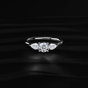 Bague en diamant rond de 1 carat avec pierres latérales en forme de poire, plaquée or, design emblématique, pour femme, clarté VVS-VS - Product Image 1
