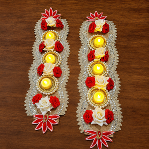 Camino de mesa hecho a mano para Diwali con rosas artificiales, encaje de perlas y base de arpillera para decoración de bodas y hogar. - Product Image 2