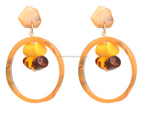 Pendientes colgantes de resina de color personalizados de lujo hechos a mano para mujer, accesorios de moda altamente pulidos de alta calidad de la India - Product Image 2