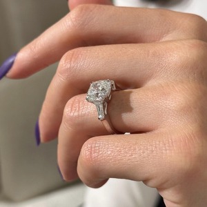 Bague de luxe à trois pierres en diamant de laboratoire E VVS2 taille coussin de 4 carats avec diamants baguette effilés, design classique à double griffe - Product Image 2