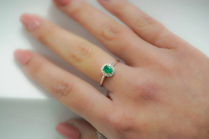 Anillo de Compromiso para Mujer con Corte Esmeralda, Piedra Natural con Engaste Pavé, Chapado en Oro de 9K, Estilo Clásico, Piedra de Nacimiento de Mayo - Product Image 4