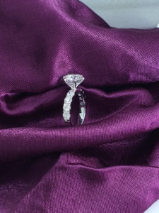 แหวนเพชรครบรอบสำหรับผู้หญิง ทองคำขาว 14K หรูหรา เพชรทรงกลม 2 กะรัต เพชรเพาะเลี้ยงในห้องปฏิบัติการ รับรองโดย IGI - Product Image 3