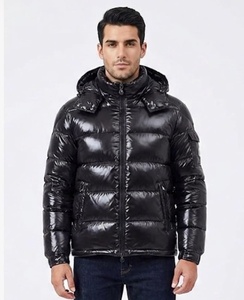Chaqueta Acolchada Negra Brillante con Capucha para Hombre y Mujer - Product Image 1