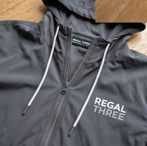 ชุดเซ็ตเสื้อฮู้ดดี้พิมพ์ลายและกางเกงขาสั้น Regal Streetwear สำหรับผู้ชาย น้ำหนักเบา แห้งเร็ว กันน้ำ ชุดกันฝนสองชิ้น - Product Image 5