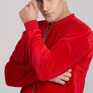 Ensemble de survêtement de luxe en velours rouge pour homme, veste zippée intégrale et pantalon de jogging, personnalisable avec logo, tenue de sport et streetwear - Product Image 4