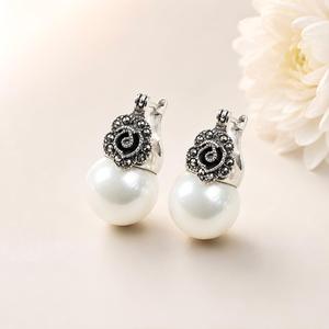 Boucles d'oreilles pendantes en argent sterling avec pierres de marcasite, motif floral et perles de coquillage - Product Image 4