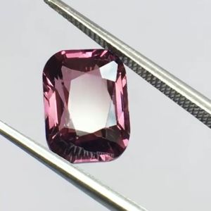 สปิเนลธรรมชาติทรงคุชชั่น 2.69 กะรัต คุณภาพระดับ AAA พร้อมประกายเงางาม สีสวยงาม ตัดและขึ้นรูปได้อย่างสมบูรณ์แบบ - Product Image 4