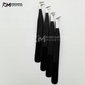 Pince à épiler RMI Diamond Grip, revêtement noir mat, pointe argentée, base blanche, testée à la main, acier inoxydable, préhension parfaite pour les cils - Product Image 5