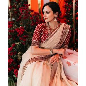 Sari en twill doux avec bordure en dentelle brodée de motifs de designer et de dori, et pièce de blouse en soie de Bangalore avec travail de broderie. - Product Image 2
