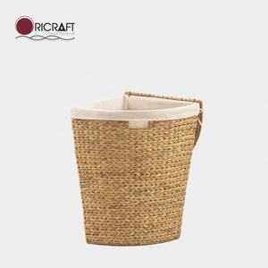 Panier à linge d'angle CAVIANA en jacinthe d'eau naturelle avec couvercle, doublure en tissu, bac de rangement en osier, style moderne et traditionnel - Product Image 1