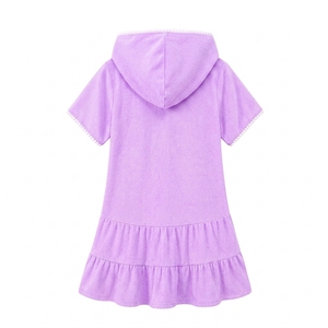 Nouvelle robe de plage pour fille 100% polyester à capuche, manches courtes, fermeture éclair sur le devant, ourlet à volants, robes de plage et de piscine, étiquette et logo personnalisés - Product Image 2