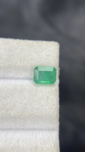 Esmeralda Zambiana Natural Certificada, Corte Octogonal, con Buen Brillo, Piedra Preciosa Suelta para Joyería, 1.25 Quilates - Product Image 4