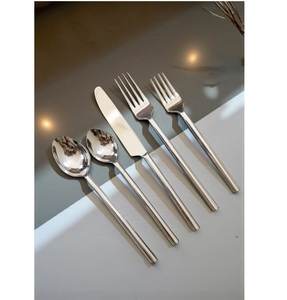 Juego de cubiertos de 8 piezas de estilo único, dorado, moderno y minimalista, con cuchara para servir, tenedor y otros utensilios. - Product Image 5