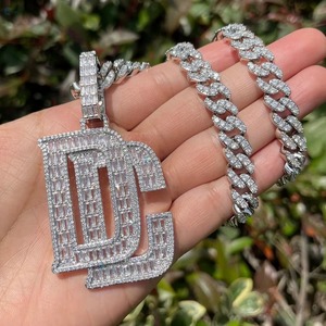 Colgante de Letra Inicial de la Suerte, Chapado en Oro Rosa de 18K, con Moissanita de Corte Baguette, Lujoso Amuleto Hip Hop Bling para Raperos - Product Image 4