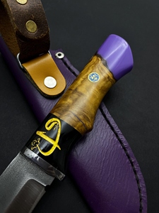 Cuchillo de Camping de Acero D2, Hoja Fija para Caza con Borde Parcialmente Dentado, Mango de Madera y Mica, y Funda de Cuero Morado - Product Image 4