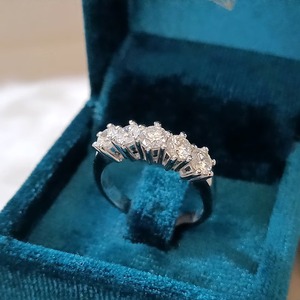 Bague de fiançailles en diamant blanc argenté de bonne qualité pour femmes, avec diamants naturels de taille ronde, disponible à bon prix - Product Image 2