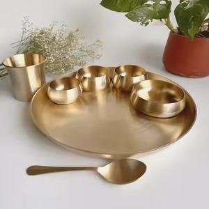 Ensemble de vaisselle élégant en laiton indien fait main, service de table traditionnel Thali, assiettes, bols, cuillères, vaisselle pour hôtels et restaurants, vente en gros - Product Image 2