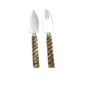 Ensemble de fromage à poignée en résine Antique de haute qualité Design fantaisie pour les fêtes de mariage Caractéristique jetable d'exportation mondiale en vente - Product Image 1