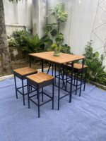 Ensemble de bar de patio extérieur moderne et élégant en rotin, 5 pièces : 4 tabourets et 1 table de bistrot en bois