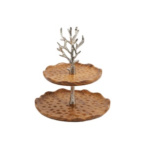 Soporte para pasteles de madera de acacia de 2 niveles hecho a mano con asa de metal rústica en forma de rama, elegante soporte para postres y cupcakes inspirado en la naturaleza. - Product Image 1