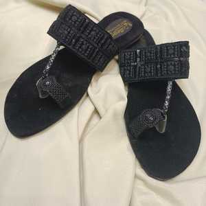 Tailles et couleurs personnalisées, prix de gros, chaussures d'été pour femmes, sandales plates sans lanières, fabrication pakistanaise, chaussures indiennes Punjabi pour femmes - Product Image 3