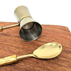 Ensemble d'outils de bar de haute qualité avec design en feuille d'or et planche en bois, idéal pour la mise en place d'un bar à domicile, la présentation et les occasions spéciales - Product Image 4