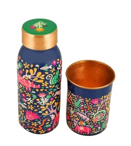 Elegante botella de cobre impresa con juego de vasos, diseño decorativo para el hogar, mesa de comedor, escritorio de oficina y uso en habitaciones, procedente de la India. - Product Image 6