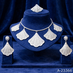 ชุดเครื่องประดับเงินแท้ชุบเงินจาก MOLL JEWELLERS รับรองโดยผู้เชี่ยวชาญภายนอก ประกอบด้วยสร้อยคอ ต่างหู และแหวน สำหรับงานหมั้น งานแต่งงาน และวันครบรอบ - Product Image 1