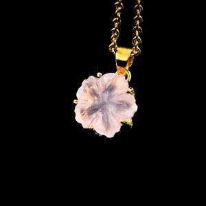 Colgante de Flor de Cuarzo Rosa Natural Tallado, Collar de Piedra Preciosa Hecho a Mano, Colgante de Flor de Cuarzo Rosa Natural para Fabricación de Joyas - Product Image 1