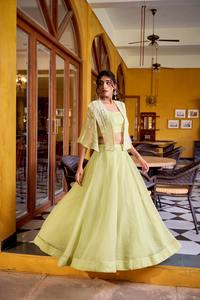 Nuevo y Moderno Lehenga de Material Allnen Crush con Lentejuelas y Bordado de Hilo, Blusa y Koti Elegante para Bodas - Product Image 2