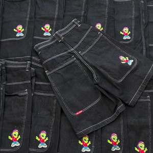 Pantalones Cortos Holgados Estilo Hip Hop con Bolsillo Trasero Grande y Diseño Impreso Disponibles en Lote de Producción "AHORRA TIEMPO DE PRODUCCIÓN" - Product Image 1