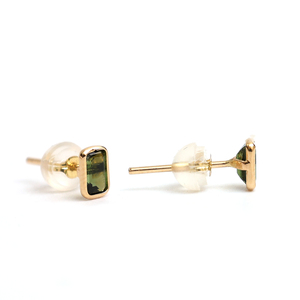 Boucles d'oreilles ovales en tourmaline verte naturelle en or jaune massif 14 carats – Clous sertis clos en pierres précieuses forestières, pierre de naissance de luxe d'octobre - Product Image 3