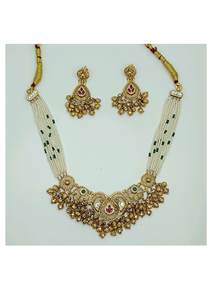 Conjunto de collar choker tradicional plateado con cuentas blancas y verdes, adornos colgantes con trabajo Kundan y pendientes a juego. - Product Image 2