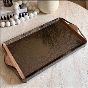 Plateau de service rectangulaire en bois et métal avec surface métallique texturée, design moderne, durable, plateau décoratif pour la table à manger à la maison - Product Image 3