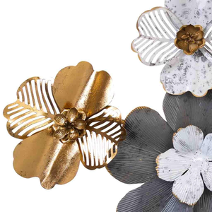 Décoration murale en métal doré, gris et blanc, motif floral contemporain, arrangement floral sculptural pour salon et chambre de luxe - Product Image 4