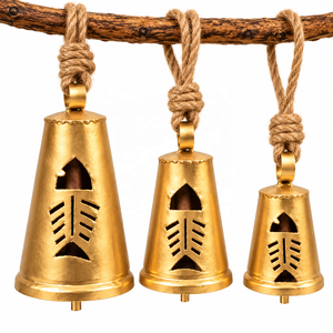 Campanas de metal dorado perforadas con motivos geométricos de ramas, bordes de base enrollados y lazos de suspensión rústicos de cáñamo - Product Image 1