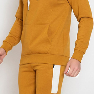 Survêtement unisexe jaune moutarde avec bandes latérales blanches, taille élastique, longueur intégrale, tenue décontractée d'automne, en vente - Product Image 3
